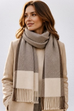 Szalik damski CS035 duży 67x180 cm w kratę z długimi frędzlami - BEŻOWY, NOVITI